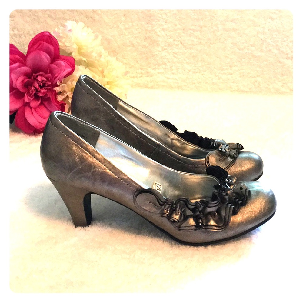 Xhilaration Round Toe Silver Gray Heels